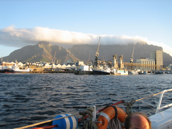 Devil's Peak und Table Mountain mit Wolkendecke