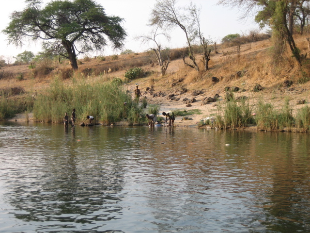 Angolanische Frauen beim Waschen